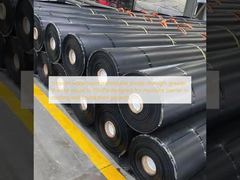 Membrana impermeable lisa con resistencia a la tracción mayor o igual a 15MPa, diseñada para barrera contra la humedad en proyectos de techado y cimentación.