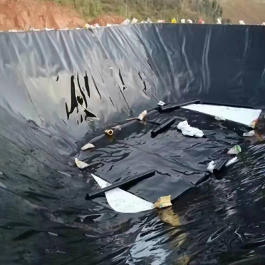Revestimiento de geomembrana de HDPE resistente a perforaciones para una barrera duradera a prueba de fugas en aplicaciones agrícolas e industriales