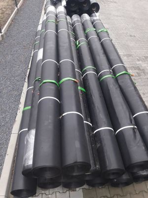 Láminas de HDPE para estanques de peces, con anchos de 1 a 12 metros, diseñadas para acuicultura, riego, almacenamiento y retención de agua.