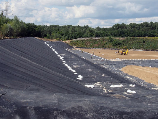 Membrana impermeable lisa con resistencia a la tracción mayor o igual a 15MPa, diseñada para barrera contra la humedad en proyectos de techado y cimentación.