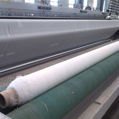 Tejido de geotextil diseñado para prevenir la erosión del suelo y el desplazamiento de agregados en aplicaciones de infraestructura