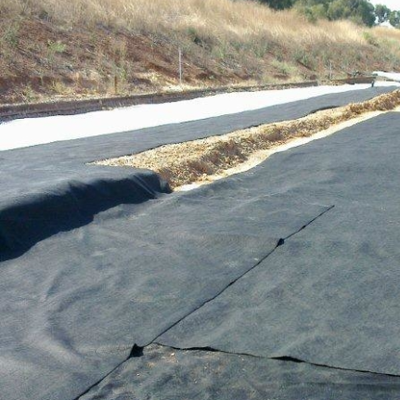 Tela no tejida negra de la barrera contra malas hierbas del geotextil para los caminos de la huerta y del jardín