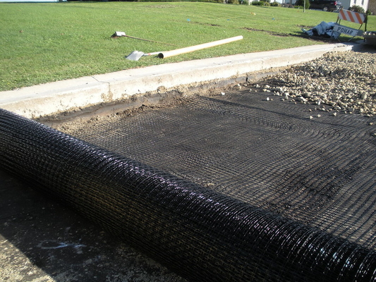 Excelente resistencia a los rayos UV de la red geográfica de fibra de vidrio para la construcción de carreteras 1m-6m Ancho 12-50mm Tamaño de la red