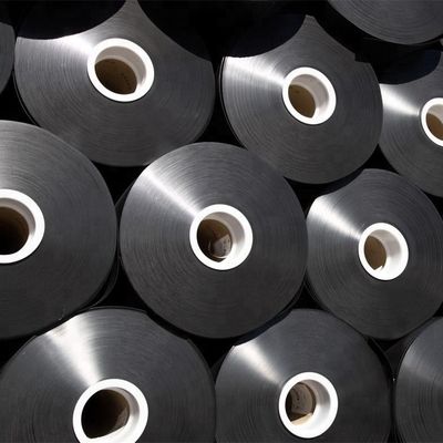 Liner de geomembrana de HDPE de 50 a 100 m de longitud, que ofrece una resistencia a la tracción superior a 15 MPa y un contenido de negro de carbono que oscila entre el 2,0 y el 3,0 por ciento