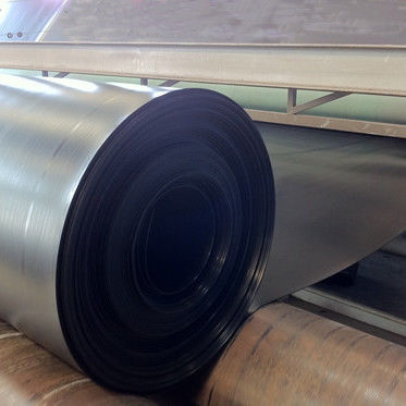 Liner de geomembrana de HDPE de 50 a 100 m de longitud, que ofrece una resistencia a la tracción superior a 15 MPa y un contenido de negro de carbono que oscila entre el 2,0 y el 3,0 por ciento