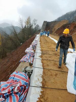 Tejido de geotextil tejido blanco longitud 50m 100m con resistencia a la perforación CBR ≥12KN Ideal para proyectos de estabilización del suelo y control de la erosión